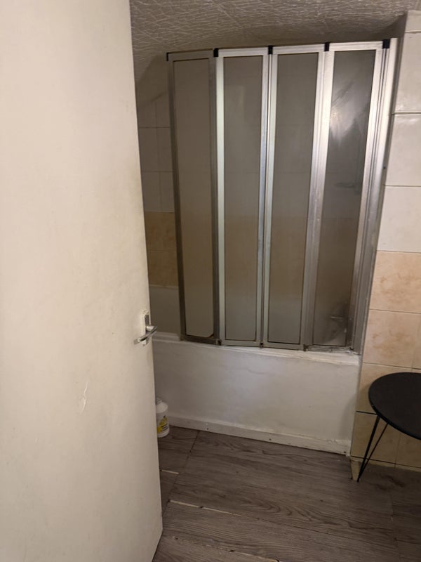 Flat Hazlitt Road in Greater London