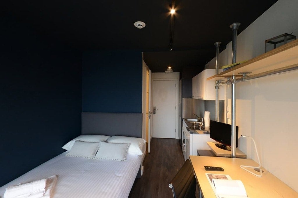 Room Middlesex Street in City of London