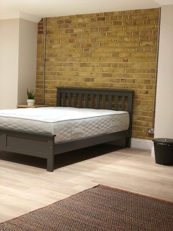 Room Colworth Road in Greater London