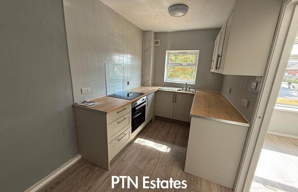 Flat Gordon Crescent in Brierley Hill