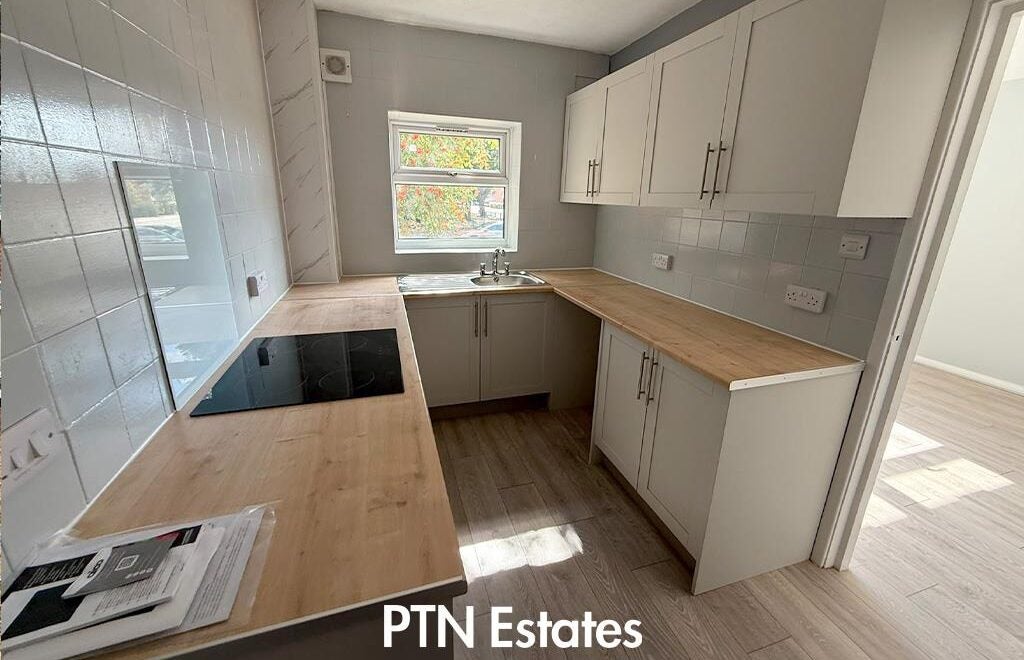 Flat Gordon Crescent in Brierley Hill