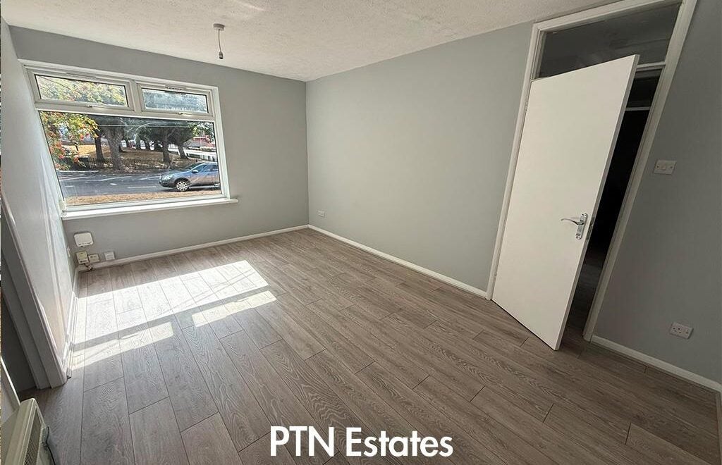 Flat Gordon Crescent in Brierley Hill