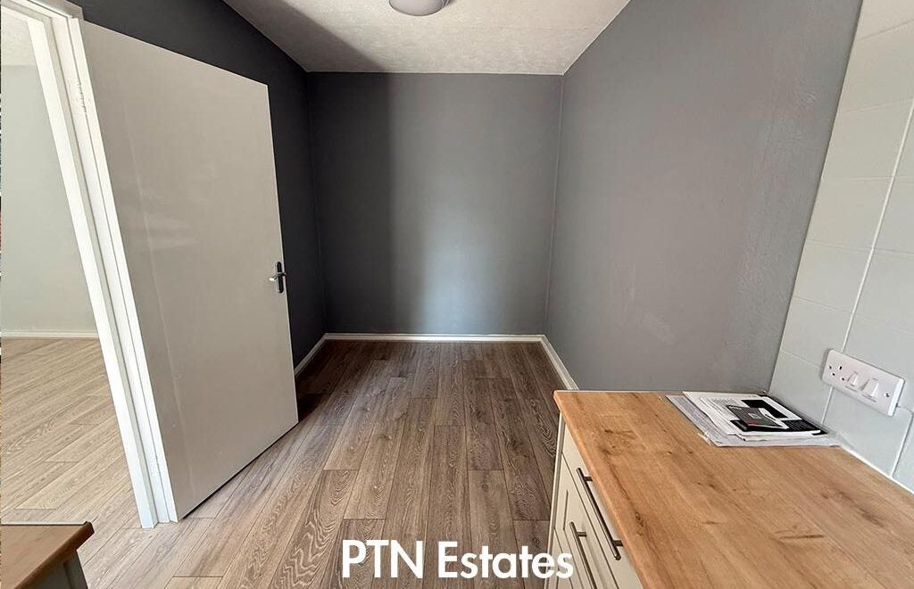 Flat Gordon Crescent in Brierley Hill