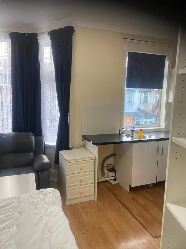 Flat Melfort Road in Greater London