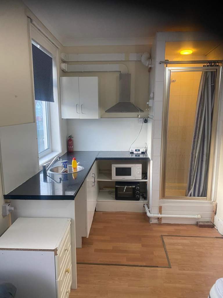 Flat Melfort Road in Greater London