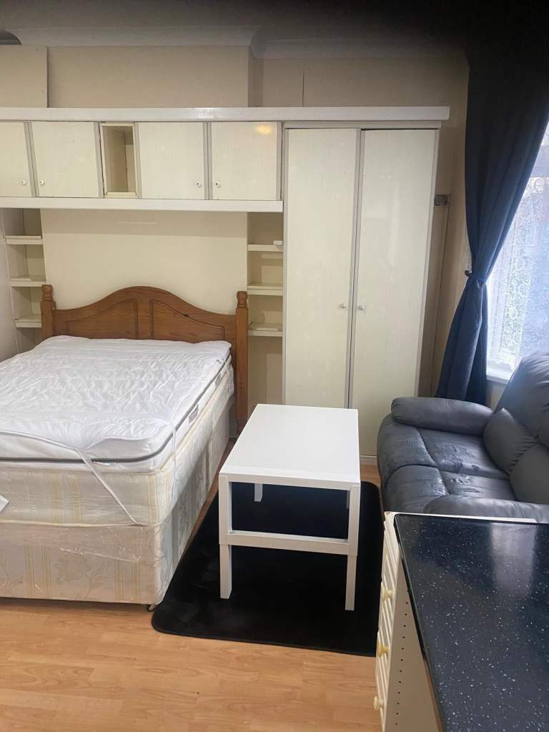 Flat Melfort Road in Greater London
