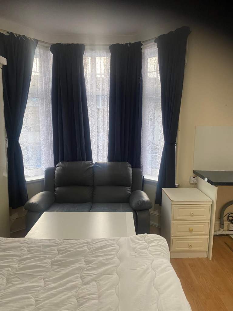 Flat Melfort Road in Greater London