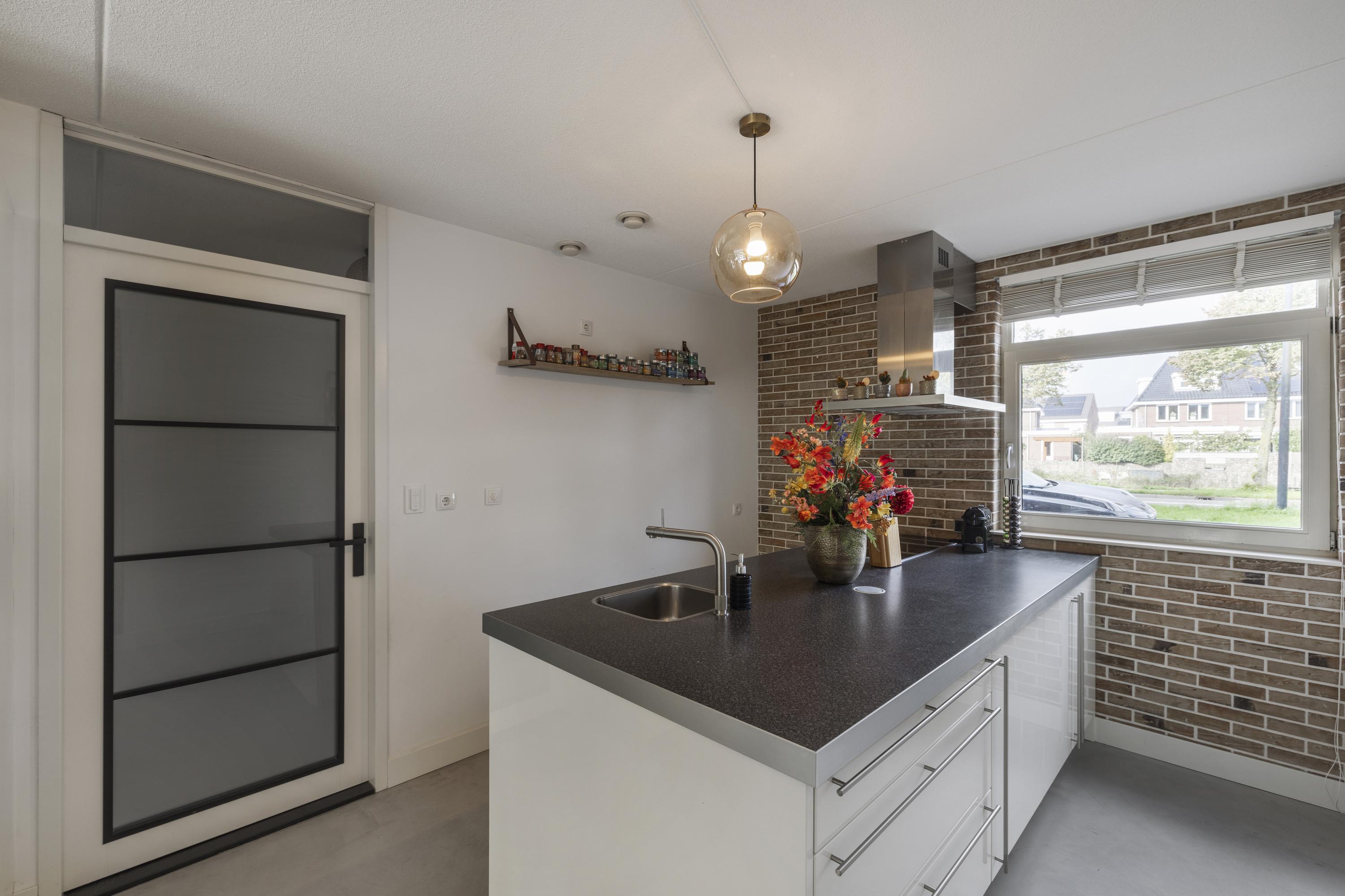 Tussenwoning te koop: Laan van Broekpolder 268, Beverwijk