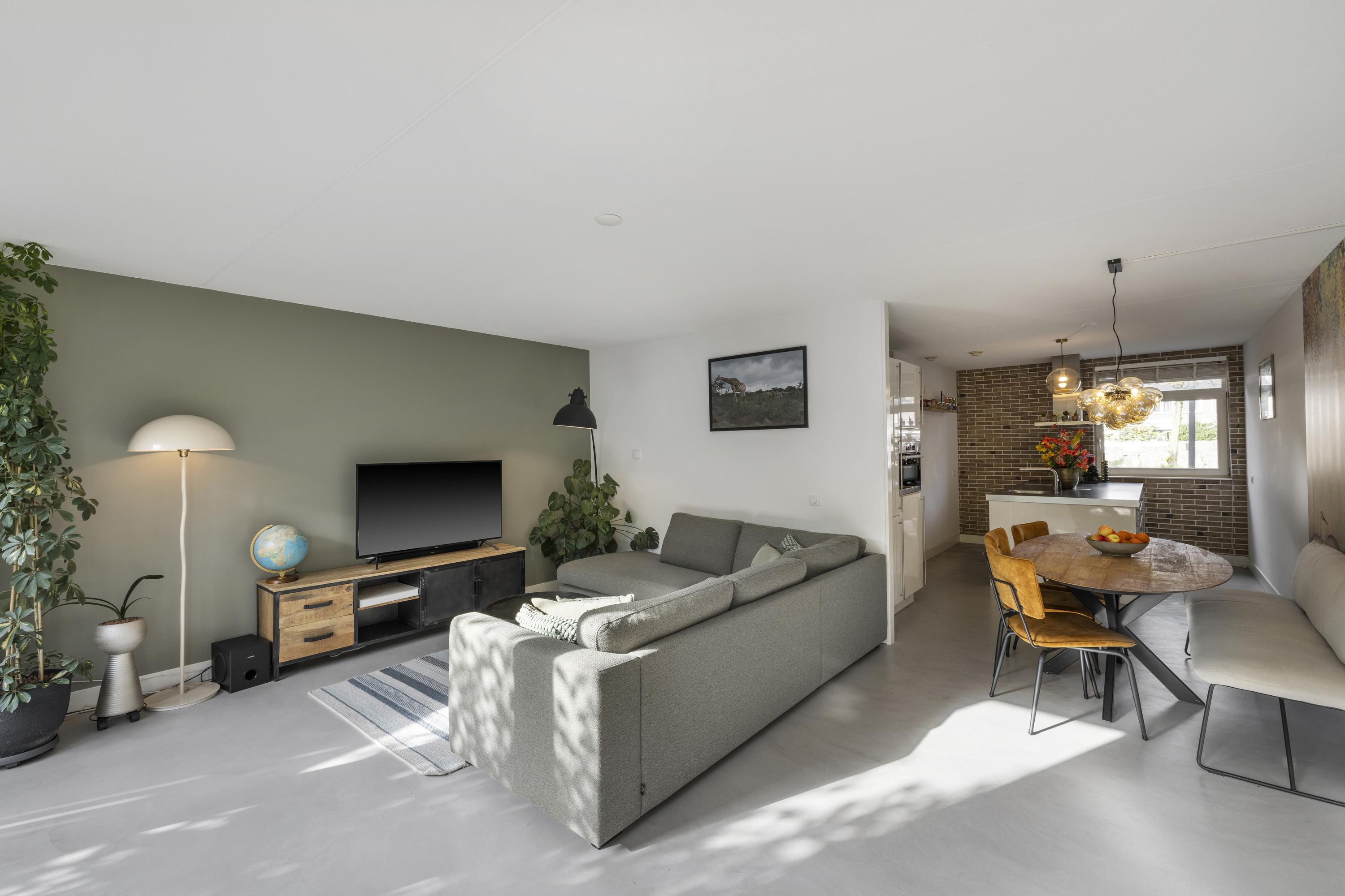 Tussenwoning te koop: Laan van Broekpolder 268, Beverwijk