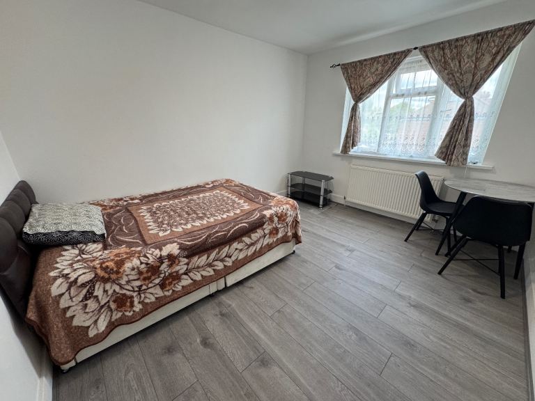 Flat Adderley Road in Greater London