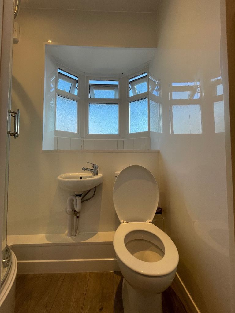 Flat Adderley Road in Greater London
