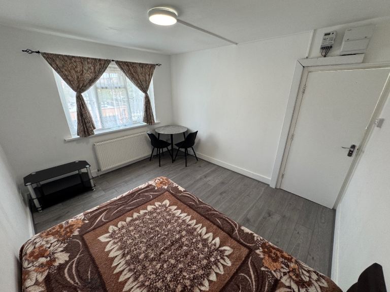 Flat Adderley Road in Greater London