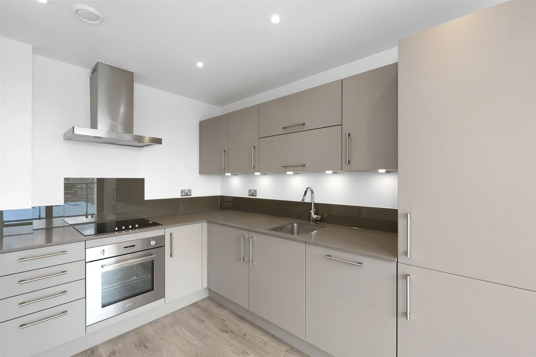 Flat Rotherhithe New Road in Greater London