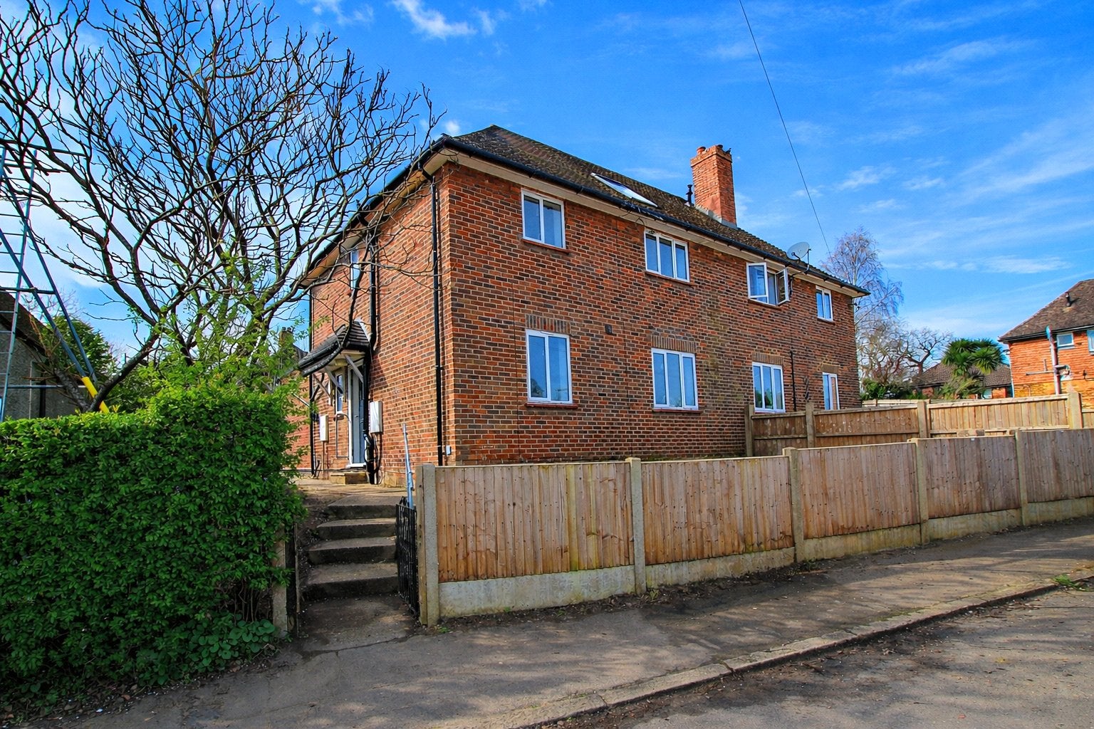 Flat Woodside Road in Guildford