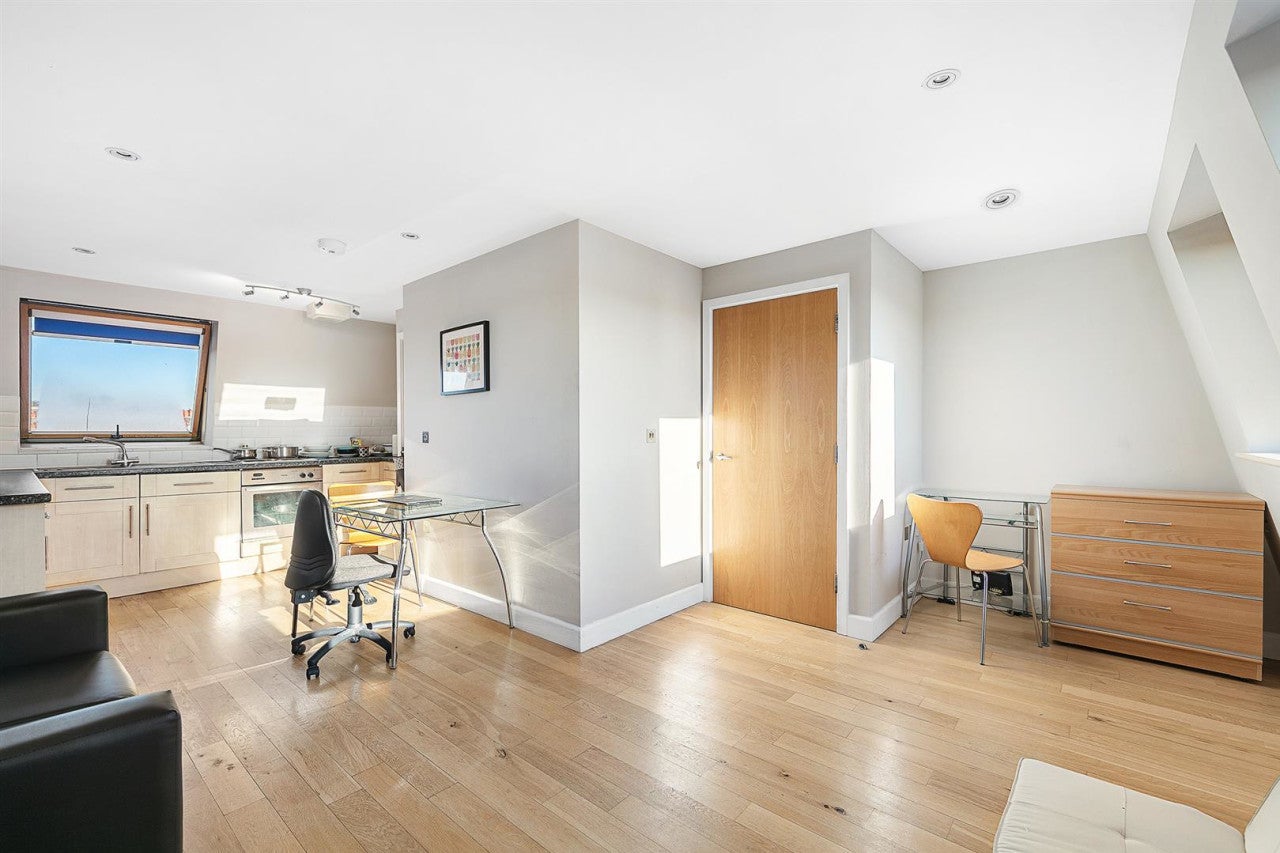Flat Howletts Road in Greater London
