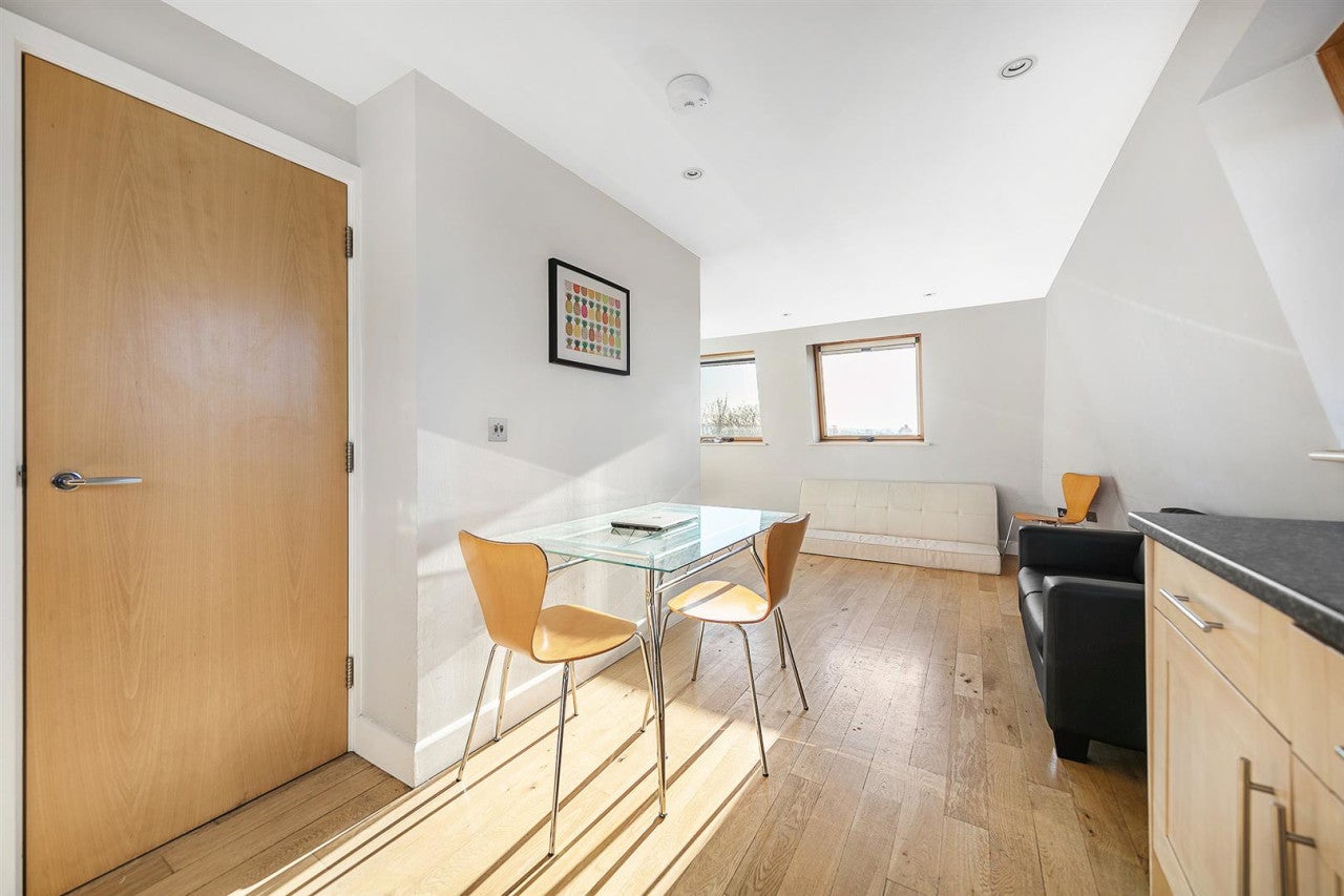 Flat Howletts Road in Greater London