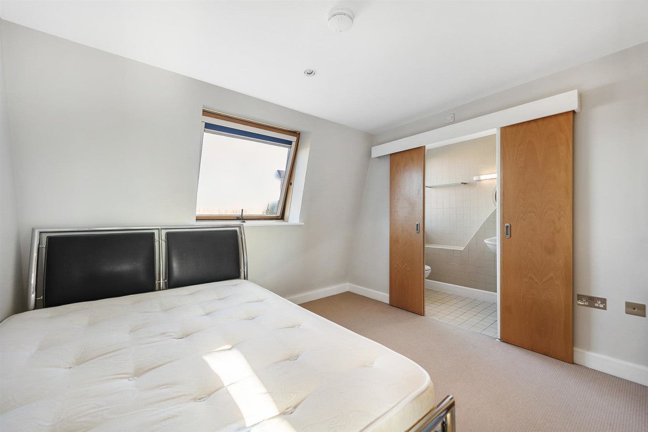 Flat Howletts Road in Greater London