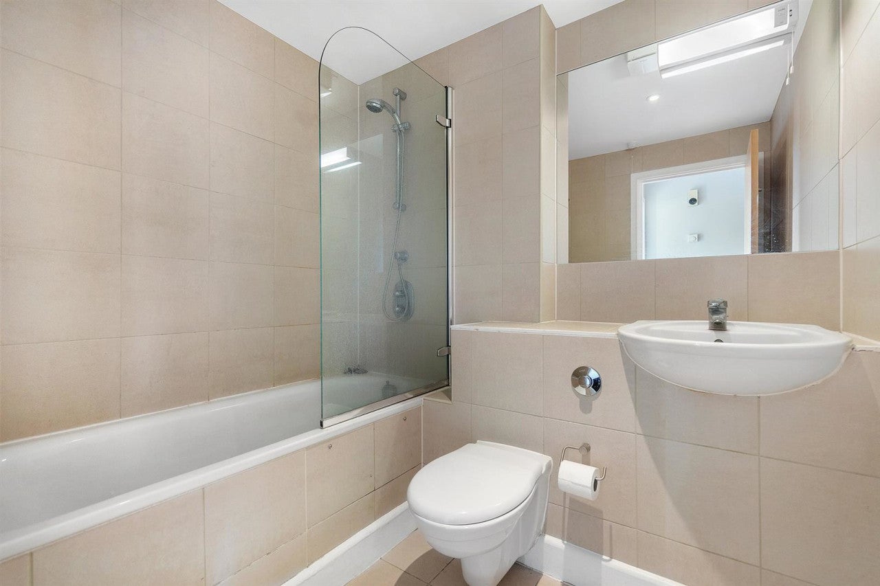 Flat Howletts Road in Greater London