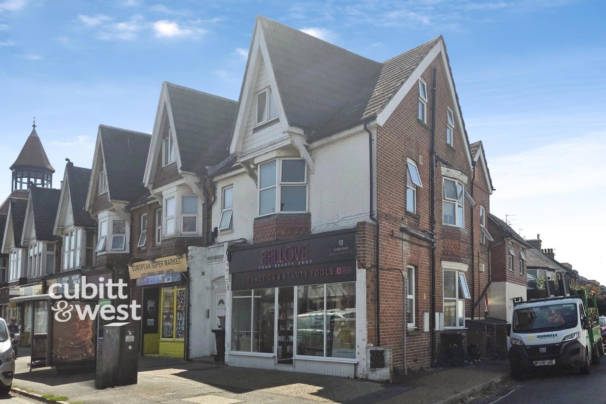 Flat Cator Crescent in Greater London