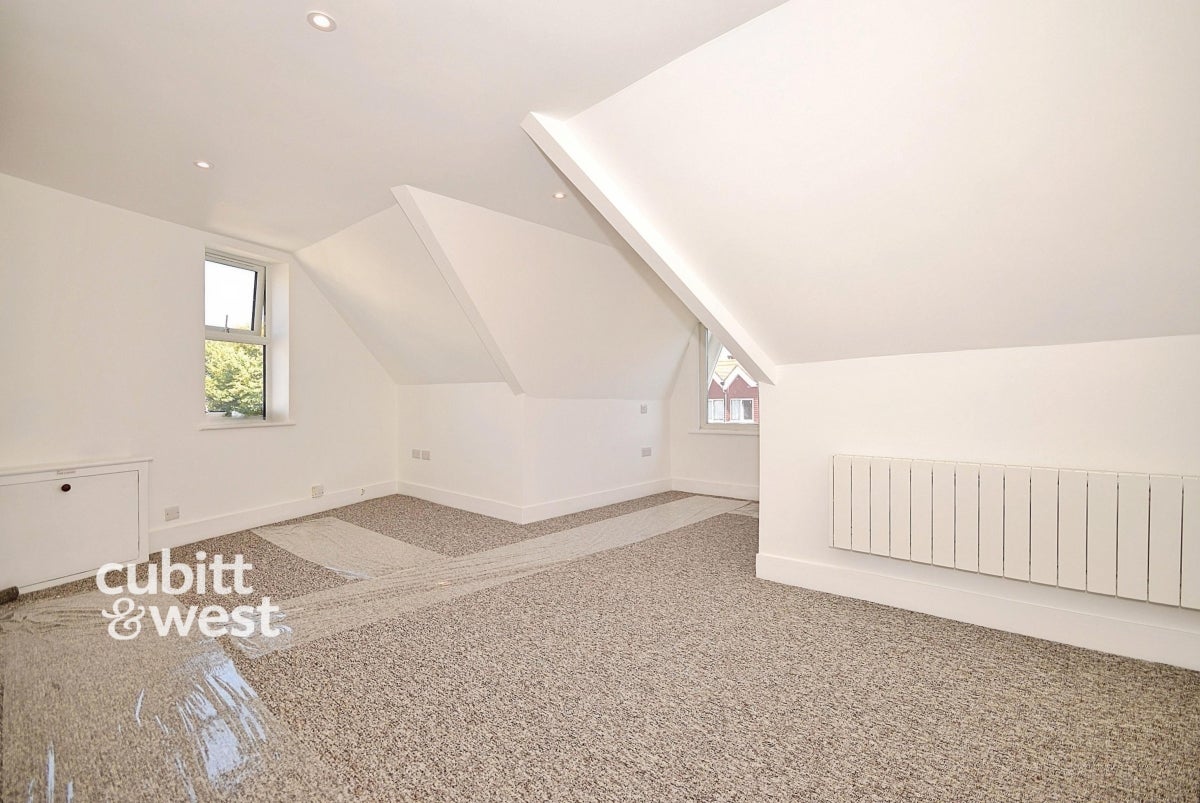 Flat Cator Crescent in Greater London
