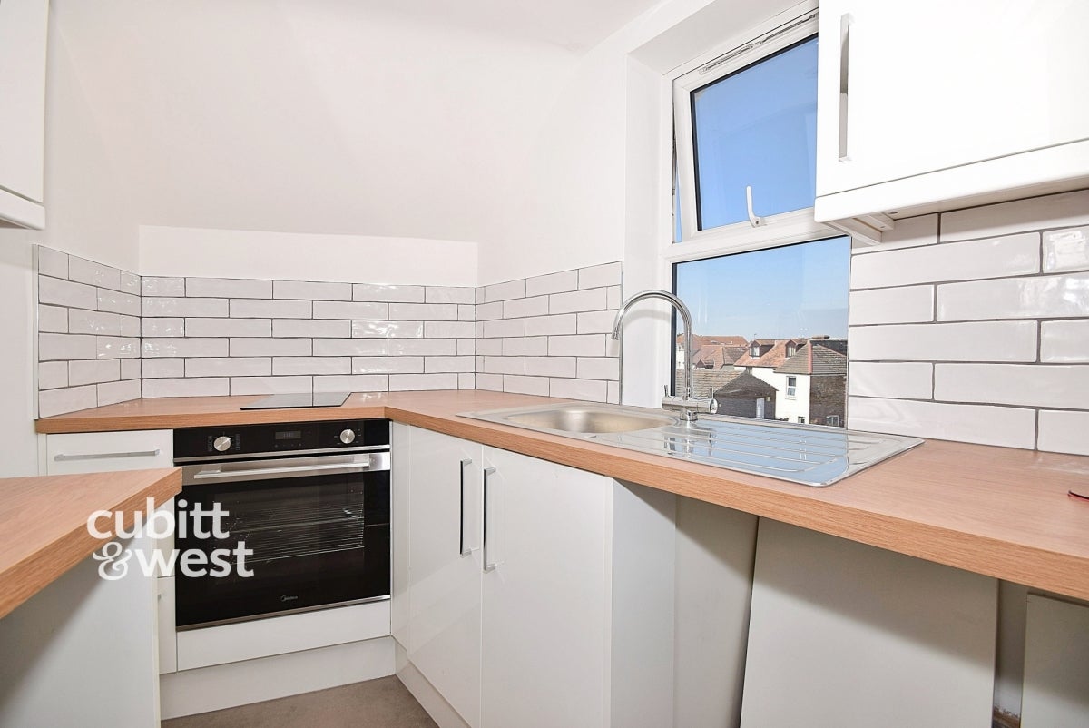 Flat Cator Crescent in Greater London