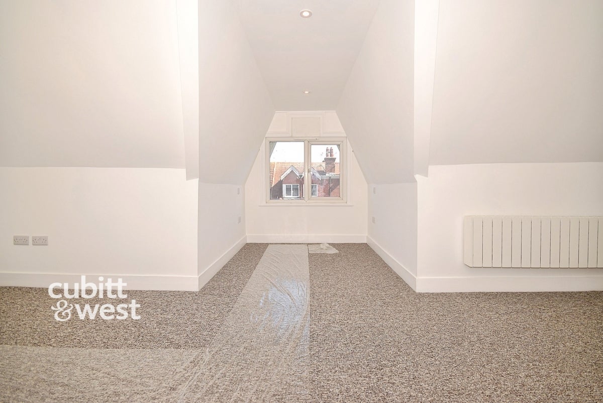 Flat Cator Crescent in Greater London