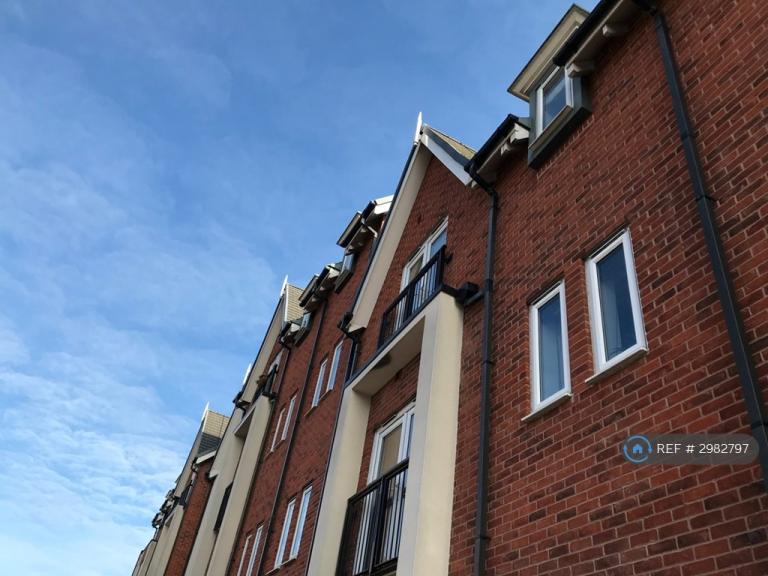 Flat Houseman Crescent in Manchester