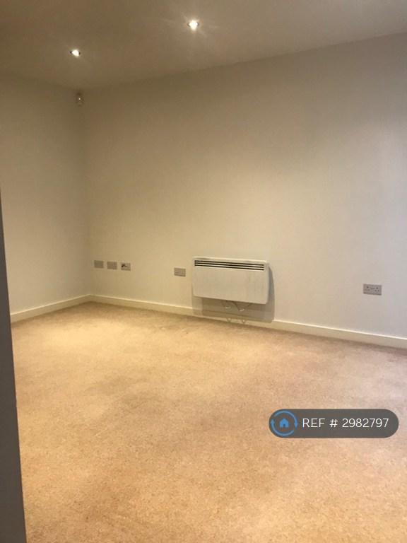 Flat Houseman Crescent in Manchester