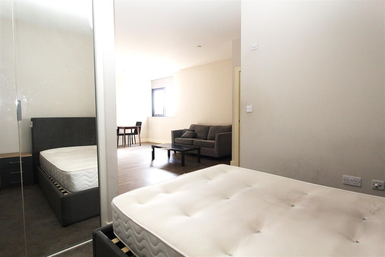 Flat Dawsons Square in Leeds