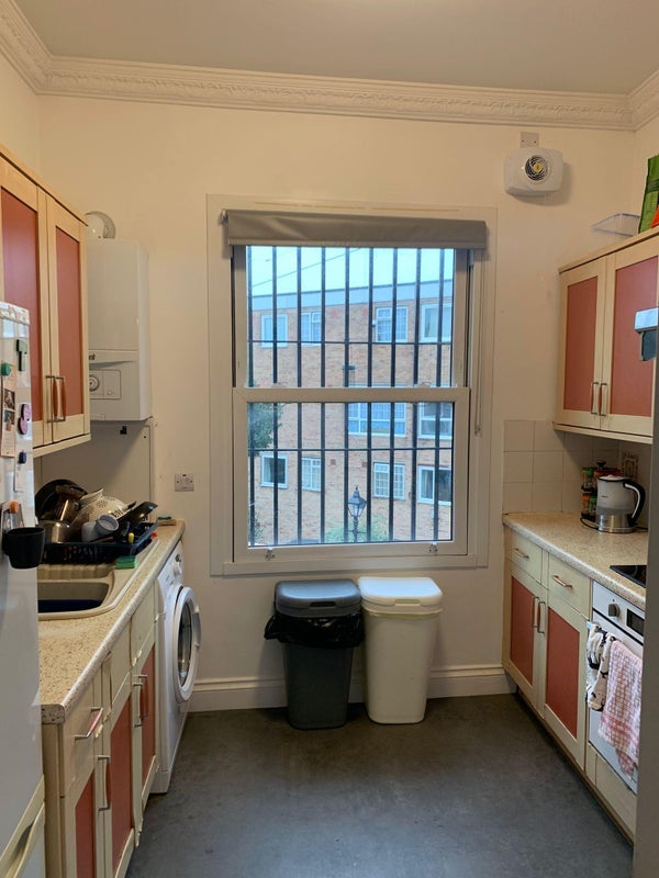 Room Burdett Road in Greater London