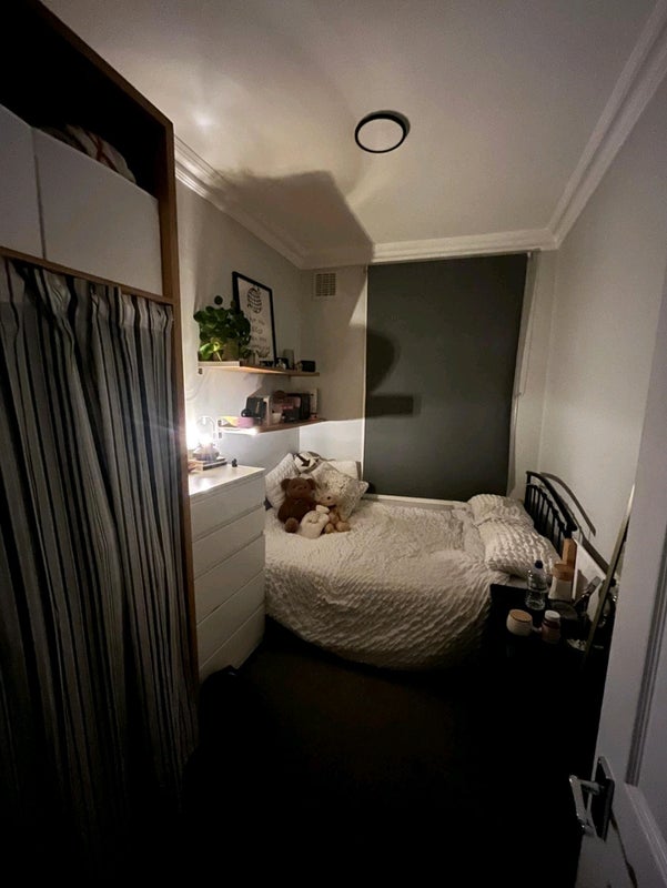 Room Burdett Road in Greater London