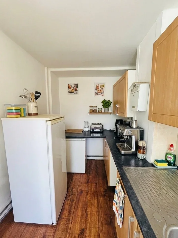 Room Guildford Road in Greater London