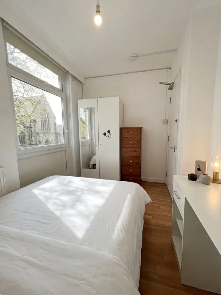 Room Guildford Road in Greater London