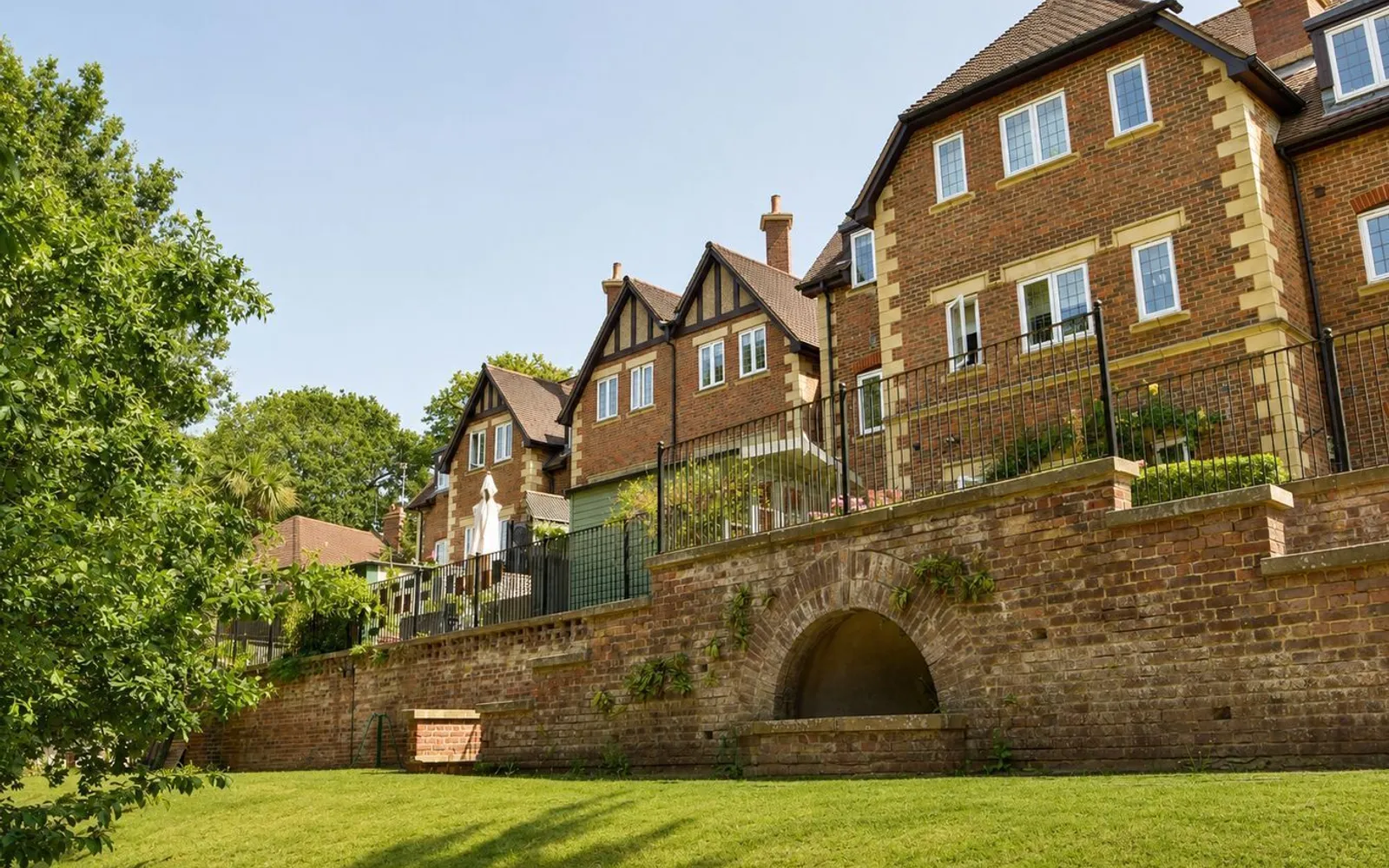 Flat Chaucer Avenue in Elmbridge