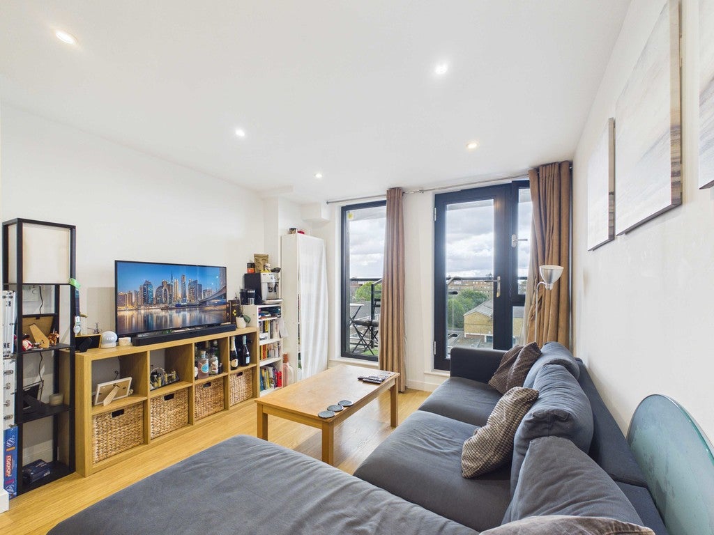 Flat Webber Street in Greater London