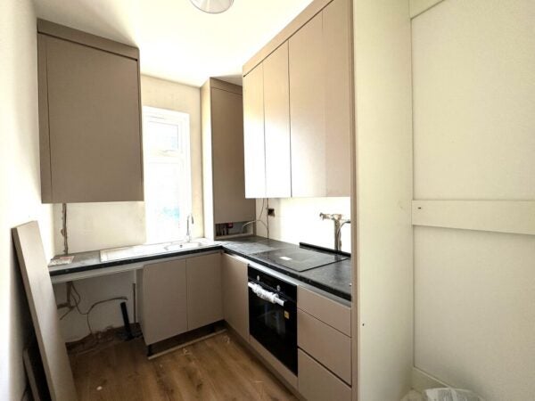 Flat East Avenue in Greater London