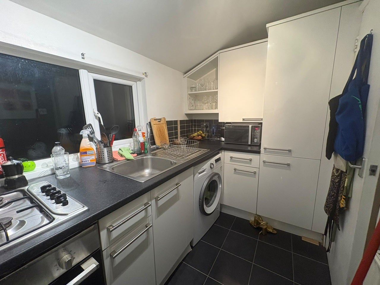 Flat Pitcairn Road in Greater London