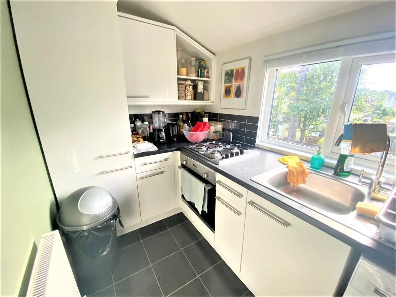 Flat Pitcairn Road in Greater London