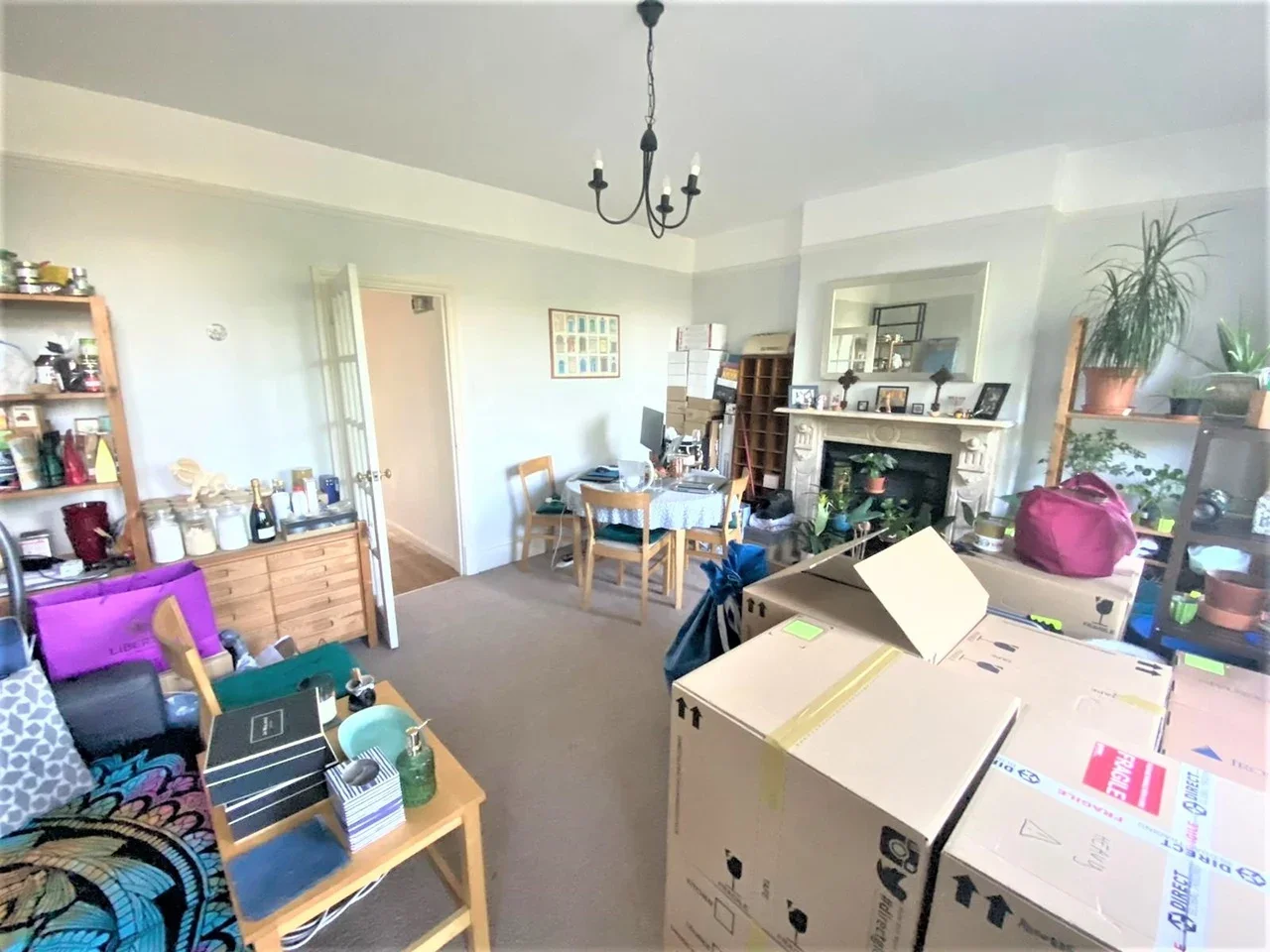 Flat Pitcairn Road in Greater London