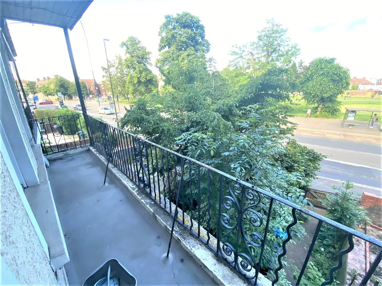Flat Pitcairn Road in Greater London