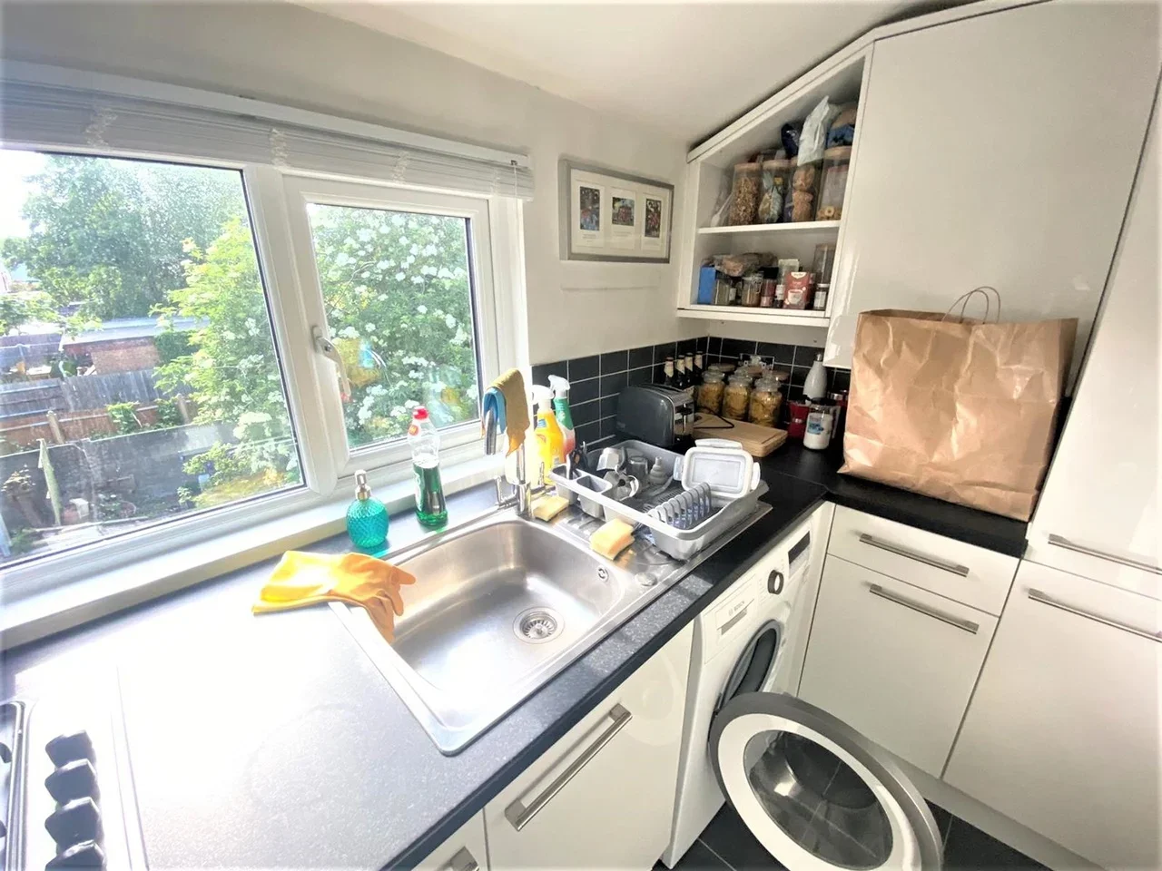 Flat Pitcairn Road in Greater London