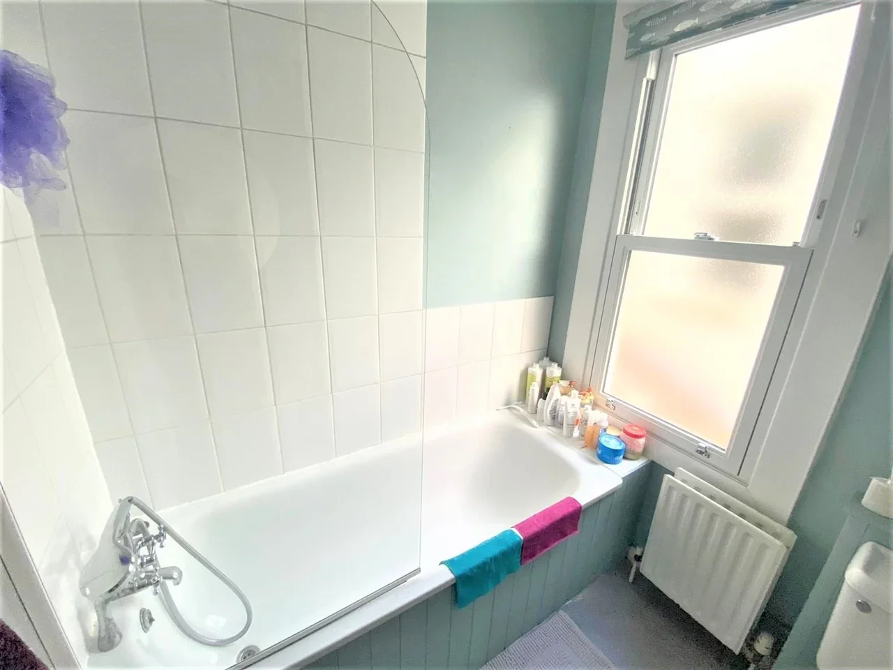 Flat Pitcairn Road in Greater London