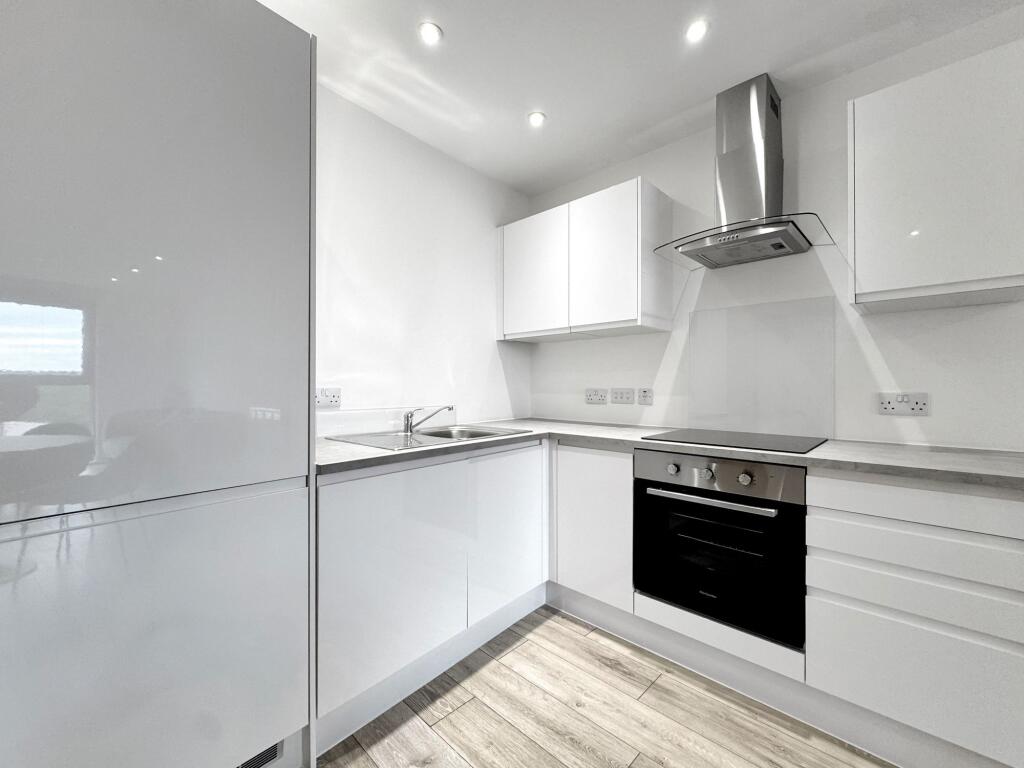 Flat Winchcombe Road in Greater London