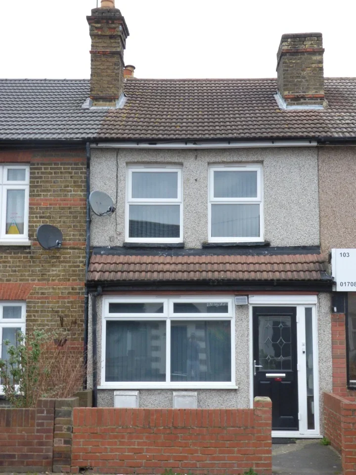 Flat Wennington Road in Greater London