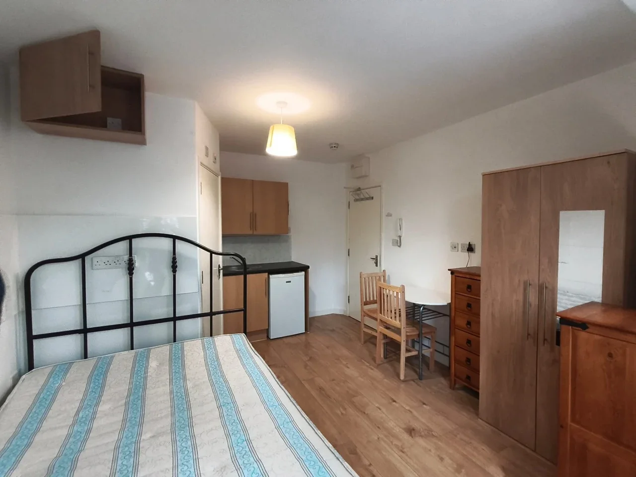 Flat Cotswold Gardens in Greater London