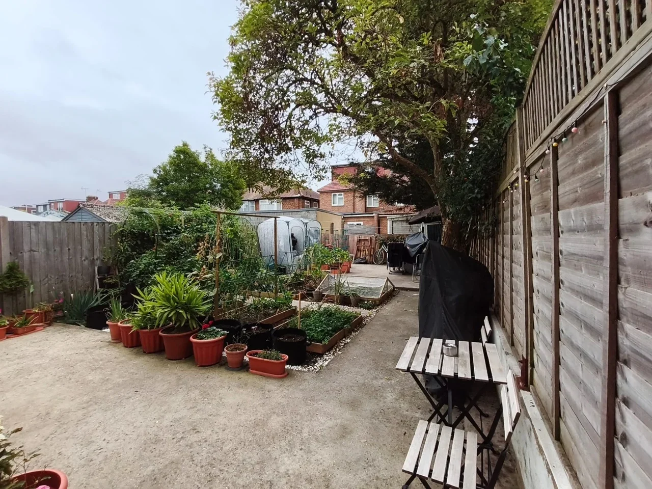 Flat Cotswold Gardens in Greater London