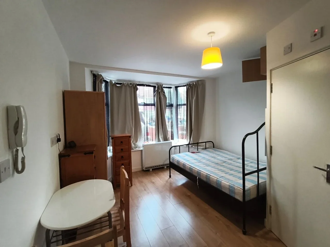 Flat Cotswold Gardens in Greater London
