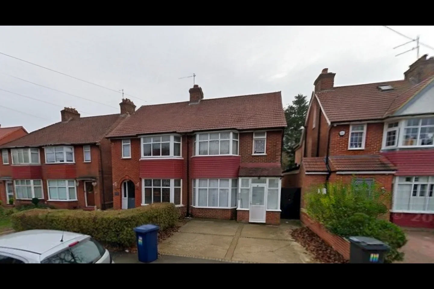 Flat Cotswold Gardens in Greater London