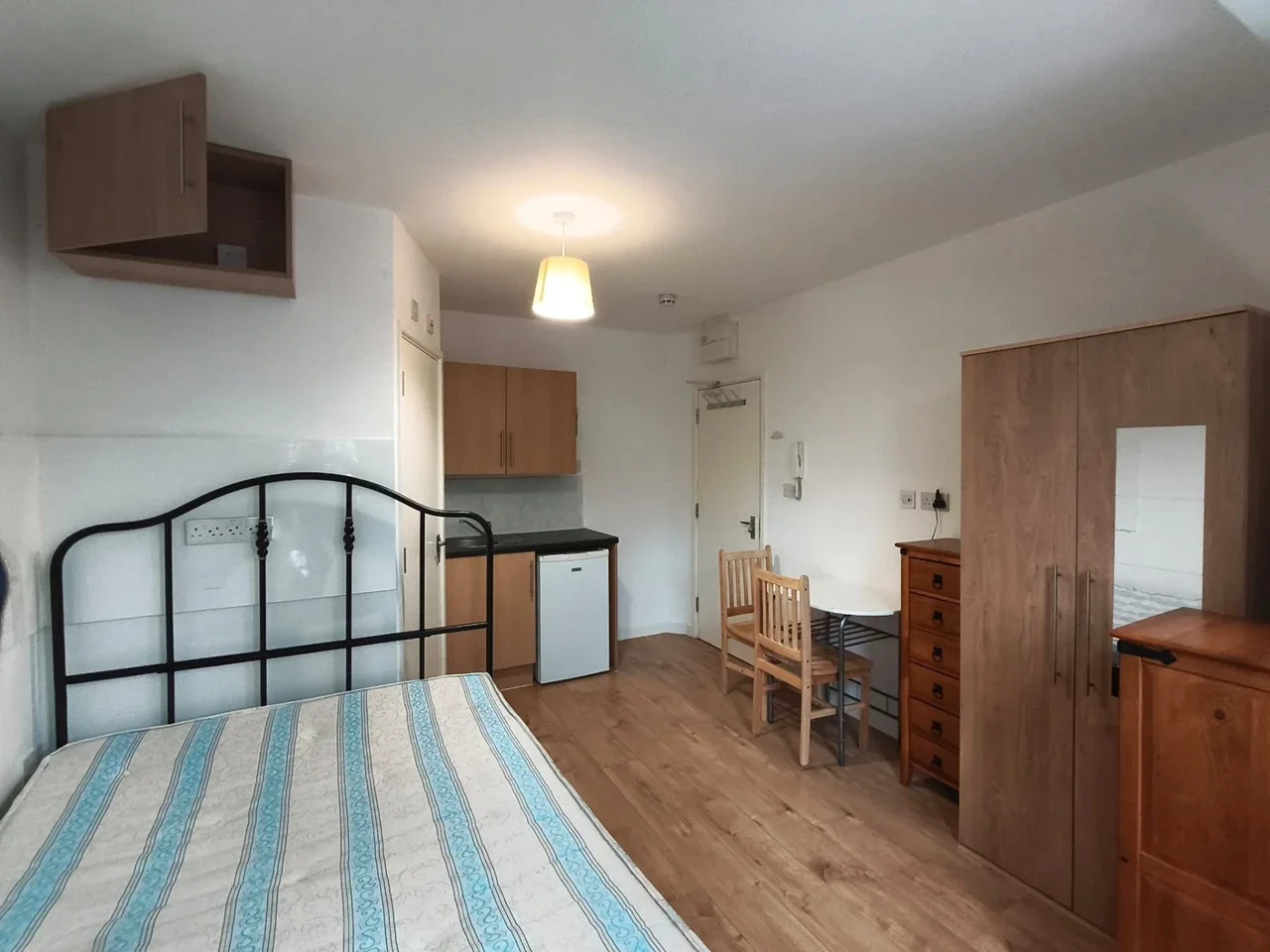 Flat Cotswold Gardens in Greater London