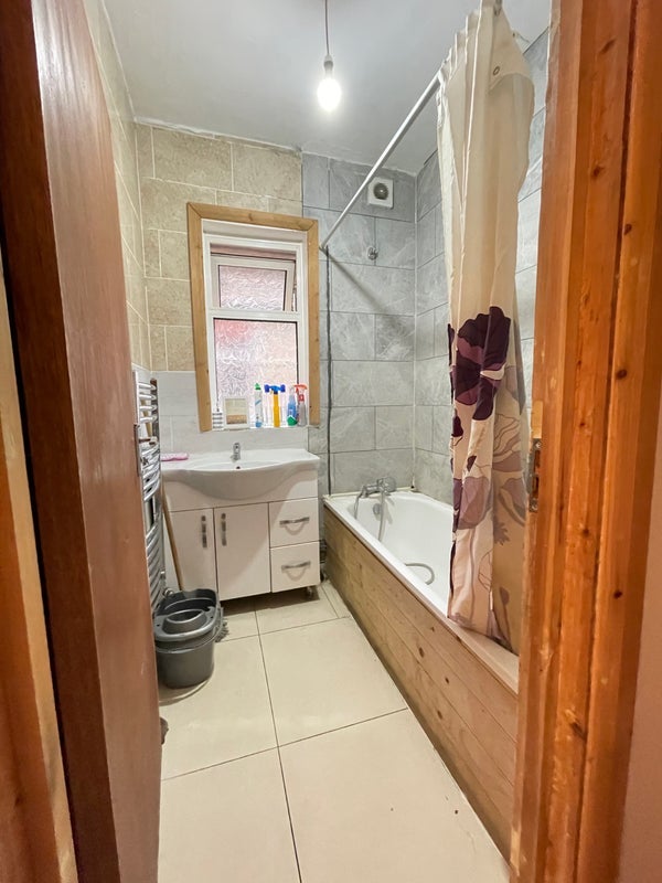 Room Roseberry Gardens in Greater London